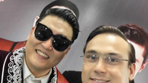 Илья Ильин подарил певцу PSY казахский чапан 