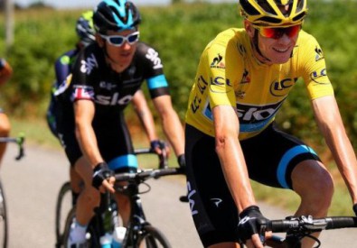 Крис Фрум в желтой майке лидера "Тур де Франс". Фото с сайта velolive.com