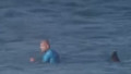 На чемпиона мира по серфингу напала акула во время соревнований