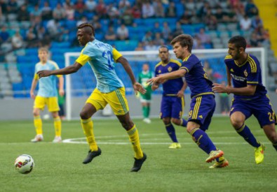 Патрик Твумаси (с мячом). Фото с официального сайта ФК "Астана"