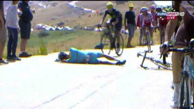 Лидировавший на 18-м этапе "Тур де Франс" гонщик "Астаны" упал после столкновения с мотоциклом