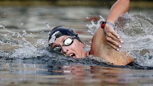 Американская пловчиха выиграла первое "золото" ЧМ по водным видам спорта