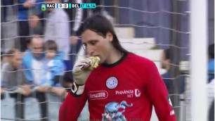 Аргентинский вратарь "съел" брошенный в него с трибуны чизбургер