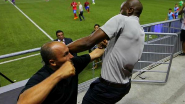 Главный тренер сборной Коста-Рики подрался с охранником во время матча