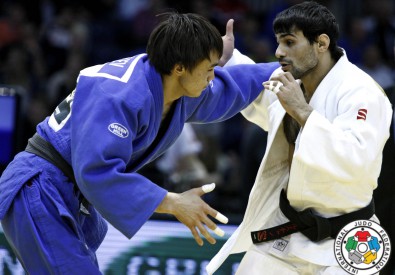 Рустам Ибраев (в синем). Фото с сайта judo.ru.