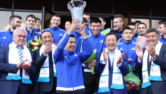 Джаксыбеков вручил "Астане" памятный Кубок в честь выхода в группу Лиги чемпионов 