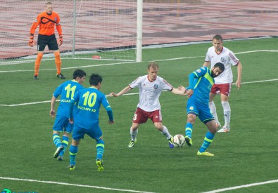 Игроки "Булата" и "Каспия". Фото t-sport.kz