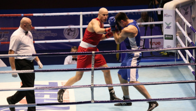 Дычко продолжил победную серию казахстанцев в 1/2 финала ЧА по боксу
