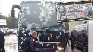 В Германии автобус футбольного клуба обклеили фальшивыми долларами