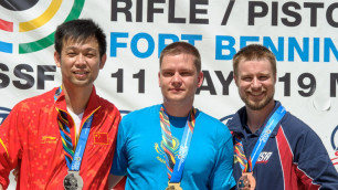 Юрий Юрков (в центре) принес Казахстану одну из олимпийских квот в стрельбе. Фото с сайта otyrar.kz