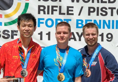 Юрий Юрков (в центре) принес Казахстану одну из олимпийских квот в стрельбе. Фото с сайта otyrar.kz