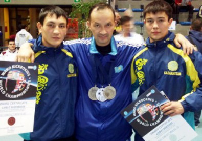 Азамат Нурпеисов (справа). Фото с сайта prosportkz.kz