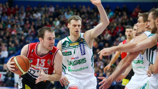 Литовский баскетболист отметился невероятным попаданием в кольцо