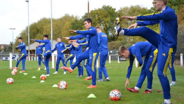 Молодежная сборная Казахстана по футболу провела первую тренировку в Англии