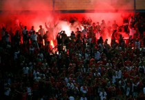Фанаты "Бенфики" на матче с "Атлетико". Фото с сайта mirror.co.uk