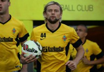 Анатолий Тимощук (с мячом). Фото с официального сайта ФК "Кайрат"