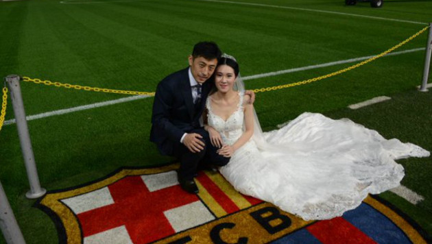 Китайская пара сыграла свадьбу на стадионе "Барселоны"