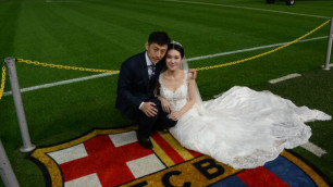 Китайская пара сыграла свадьбу на стадионе "Барселоны"