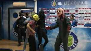 Футболисты "Барселоны" ворвались на пресс-конференцию "Хетафе" в масках для Хэллоуина