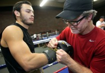 Хулио Сезар Чавес-младший (слева) и Фредди Роуч. Фото с сайта boxing.ru