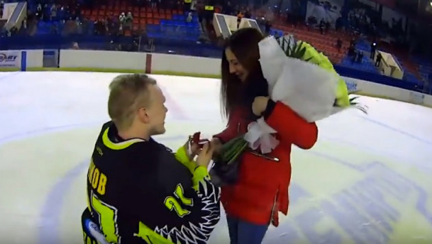 Вратарь ХК "Темиртау" на льду сделал предложение своей девушке 