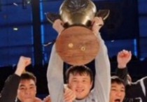 Мурат Куралбаев держит Кубок. Фото с сайта yvision.kz