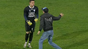 В Румынии вратарь получил красную карточку за драку с выбежавшим на поле фанатом