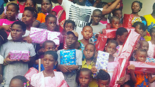 Нападающий "Кайрата" Жерар Гоу подарил подарки 5 000 детям