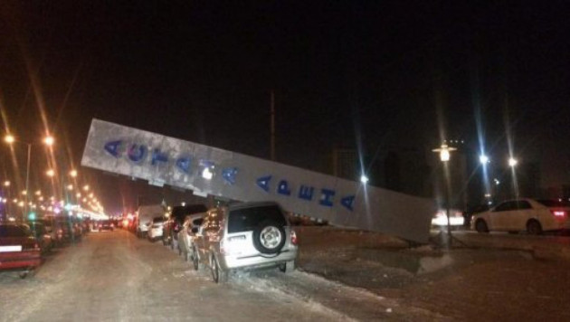 Столб "Астана Арены" упал на автомобиль во время матча "Барыса"