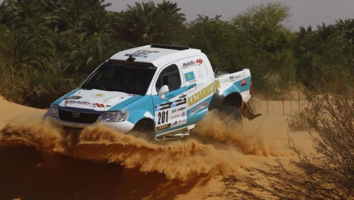 Казахстанский гонщик остался лидером Africa Eco Race-2016 за три этапа до конца