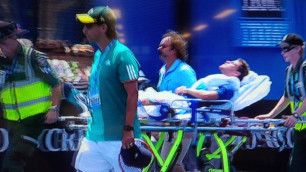 Аргентинского теннисиста унесли на носилках с корта на Australian Open