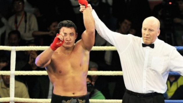 Мырсатаев одержал досрочную победу в дебютном бое на профи-ринге