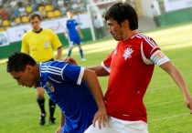 Самат Смаков (в красном). Фото с официального сайта ФК "Актобе"