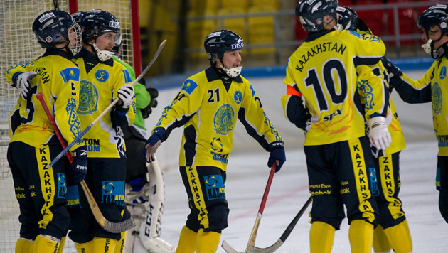 Сборная Казахстана по хоккею с мячом одержала первую победу на чемпионате мира