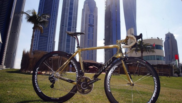 Винокуров представил в Дубаи "золотой" велосипед