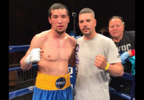 Даурен Елеусинов (слева) после боя с Эдди Тигсом. Фото со страницы Данияра Елеусинова