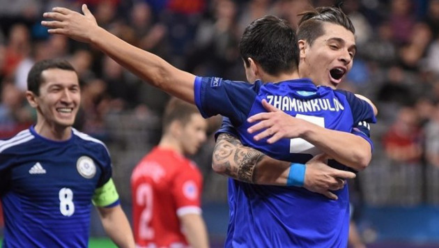 Сборная Казахстана по футзалу в 1/4 финала Евро обыгрывает Италию после первого тайма