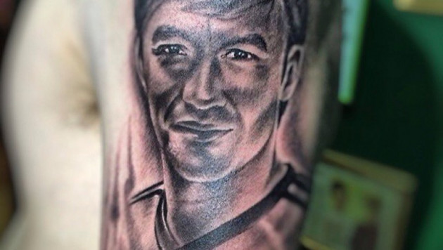 Фанат "Актобе" сделал татуировку с изображением Самата Смакова