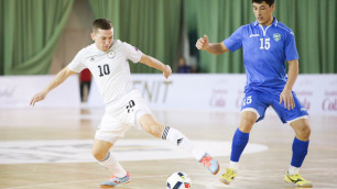 Чингиз Есенаманов (слева). Фото с сайта kairat-futsal.kz