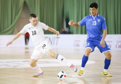 Чингиз Есенаманов (слева). Фото с сайта kairat-futsal.kz