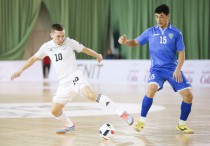 Чингиз Есенаманов (слева). Фото с сайта kairat-futsal.kz