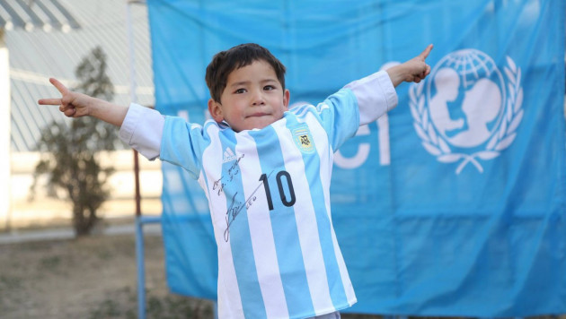Афганский мальчик в футболке Месси из пакета получил подарок от кумира