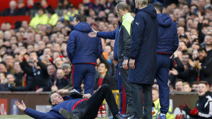 Болельщики пошутили над падением Луи ван Гала в матче с "Арсеналом"