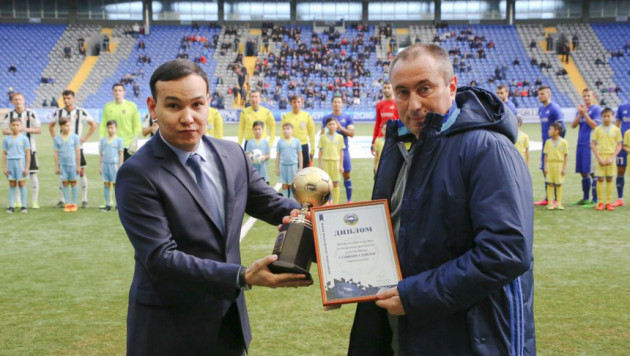 Станимир Стойлов перед игрой с "Шахтером" получил награду "Лучшему тренеру КПЛ-2015"