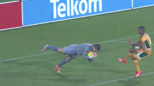 В ЮАР вратарь провоцировал соперников прыжками головой в ноги футболистов