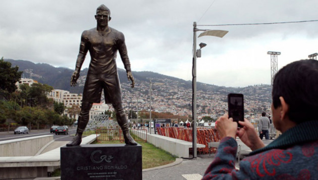 В Португалии из-за вандалов с улицы убрали статую Криштиану Роналду 