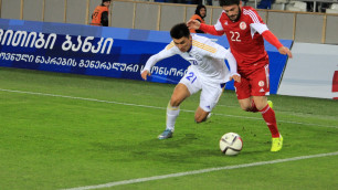 Как футболист сборной Грузии "поймал" болельщика на поле матча с Казахстаном