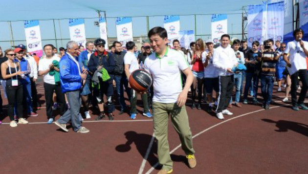 Аким Алматы продемонстрировал спортивные навыки по стритболу