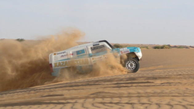 Экипажи MobilEx Racing Team прочно укрепились в лидирующей десятке ралли в Катаре