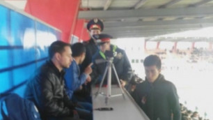 Полицейские выгнали со стадиона журналиста во время матча "Актобе" - "Окжетпес"